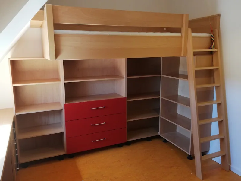 Hochbett im Kinderzimmer